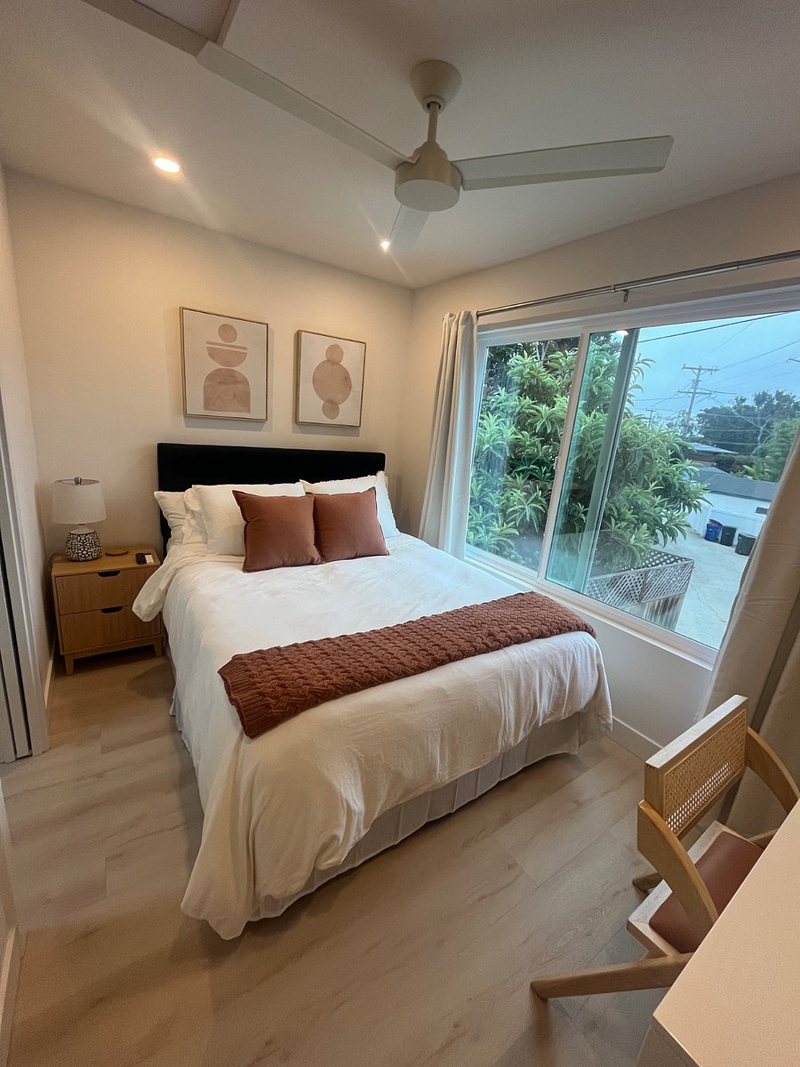 Bedroom with Queen bed, smart TV, and peak ocean view