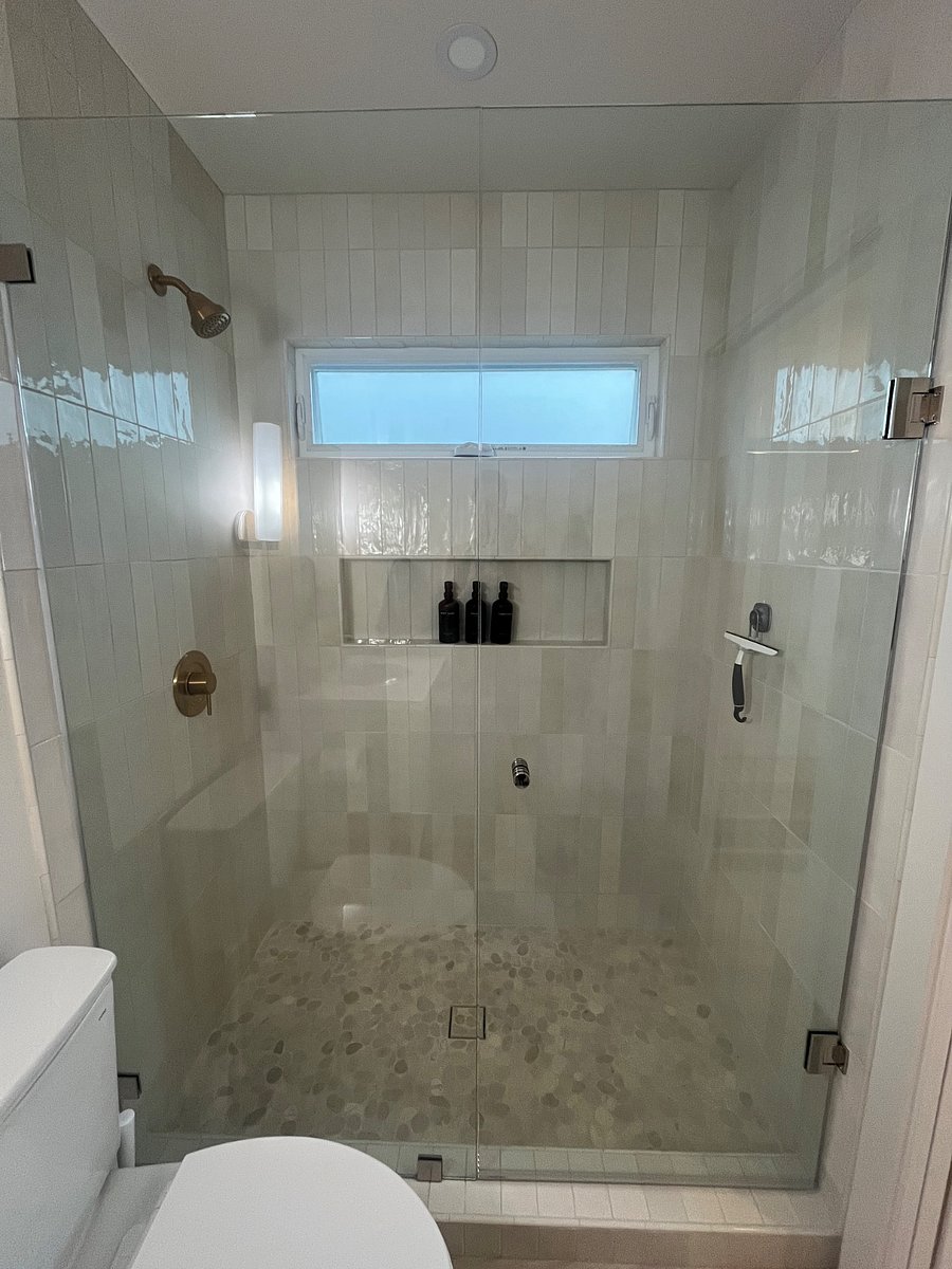 Walk in shower with shampoo, conditioner and body wash provided
