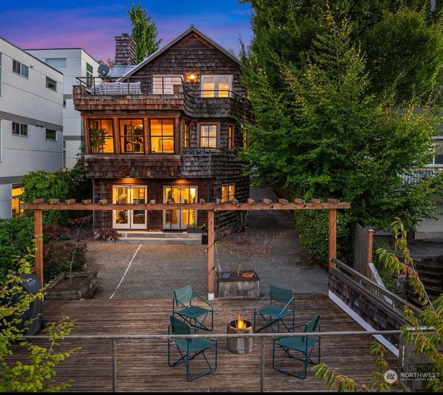 Quiet outdoor space & deck that you can use during your stay