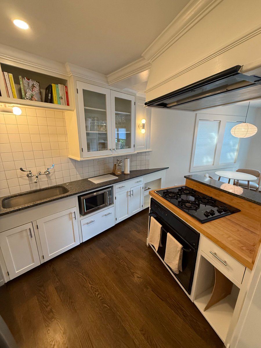 Kitchen with gas stove & oven