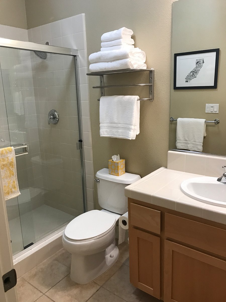 The bathroom is clean and towels are available for tenants.