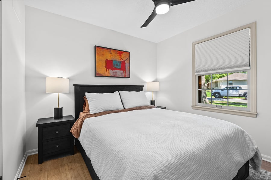 2nd guest bedroom with queen size bed.