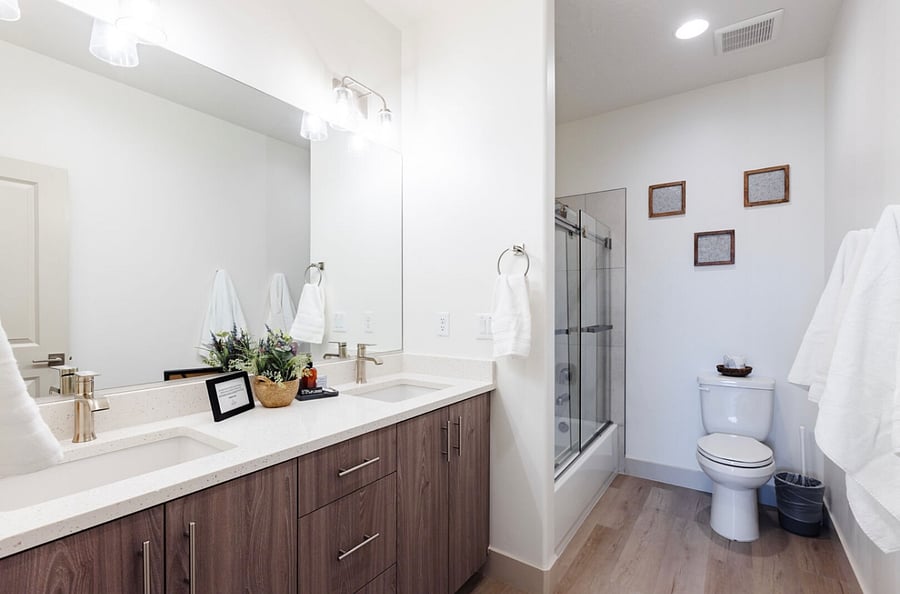Upstairs guest bath