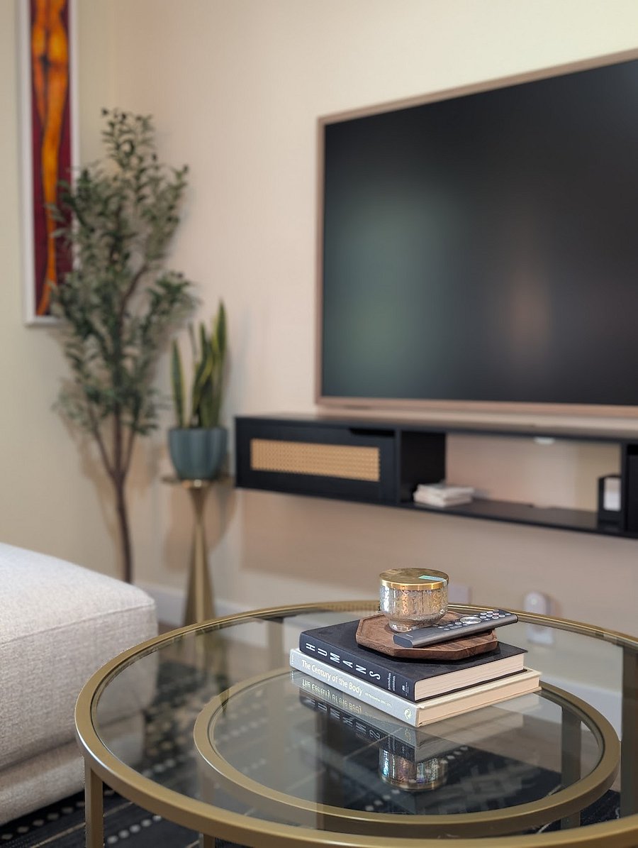 Fully equipped Smart TV