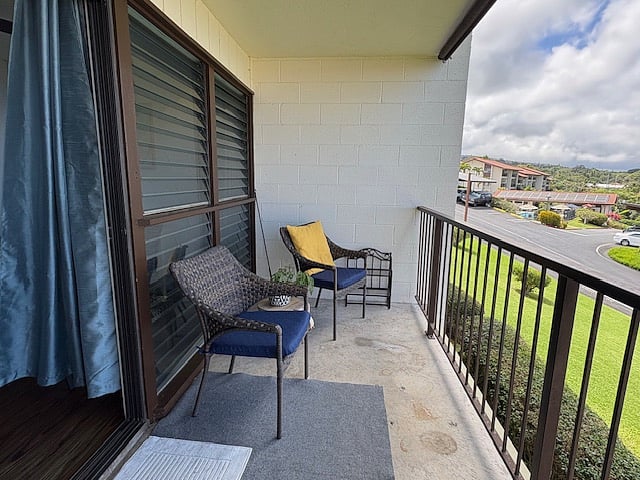 Cool west facing lanai catches the breezes and the sunsets!