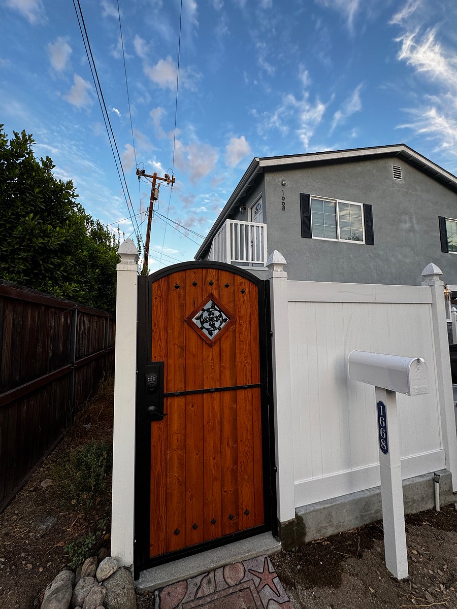 Separate entry and mailbox