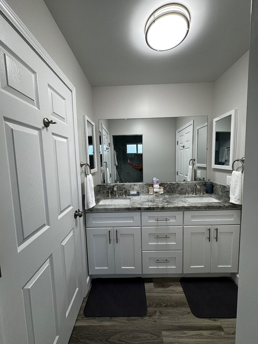 Dual sinks in full bath