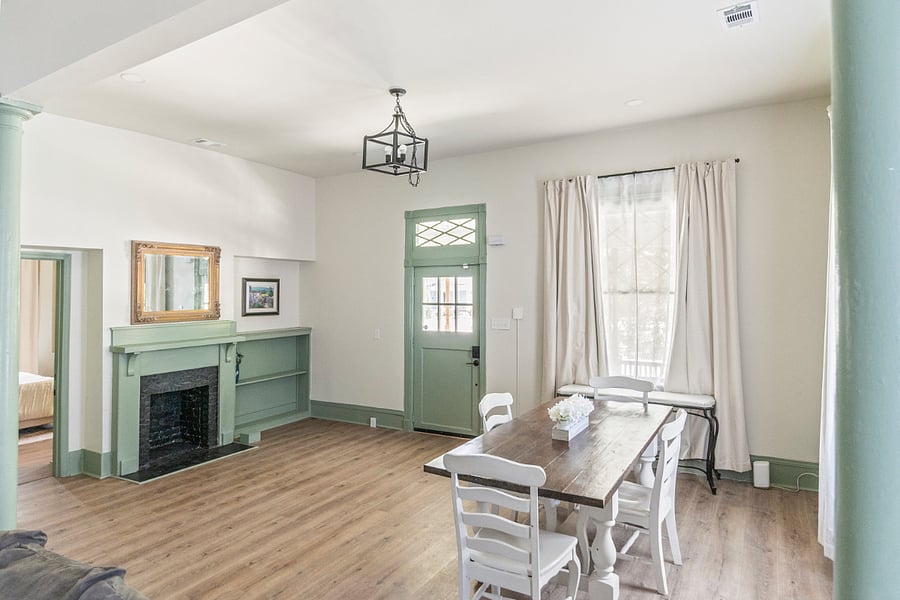 Entry way/ Dining area