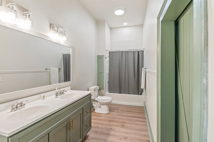 Bathroom 1, en-suite master bath