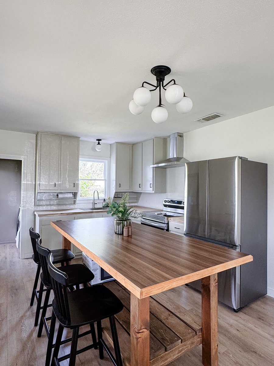 Oversized island for meals or working