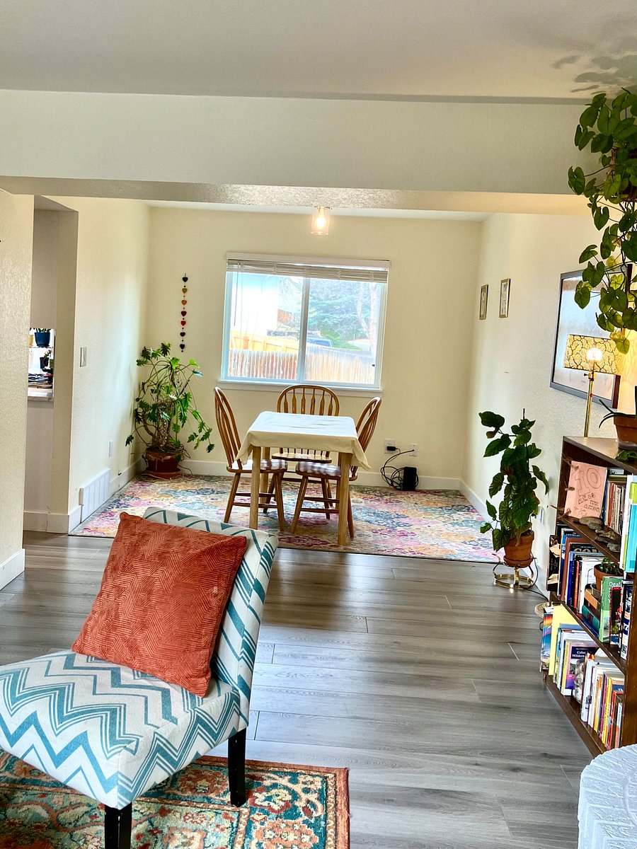 Extra room: could be formal dinning room, office, play area ect.