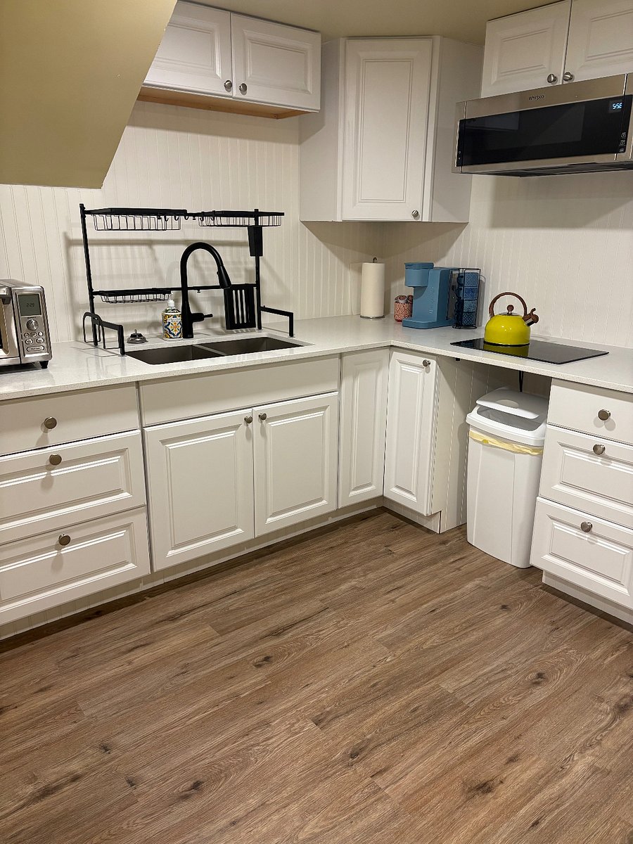 Brand new kitchen with quartz countertops!
