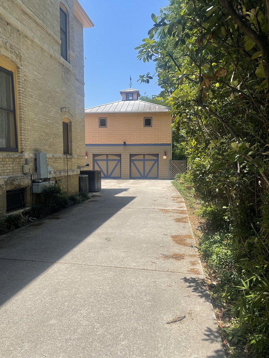 Driveway leading to apartment above garage