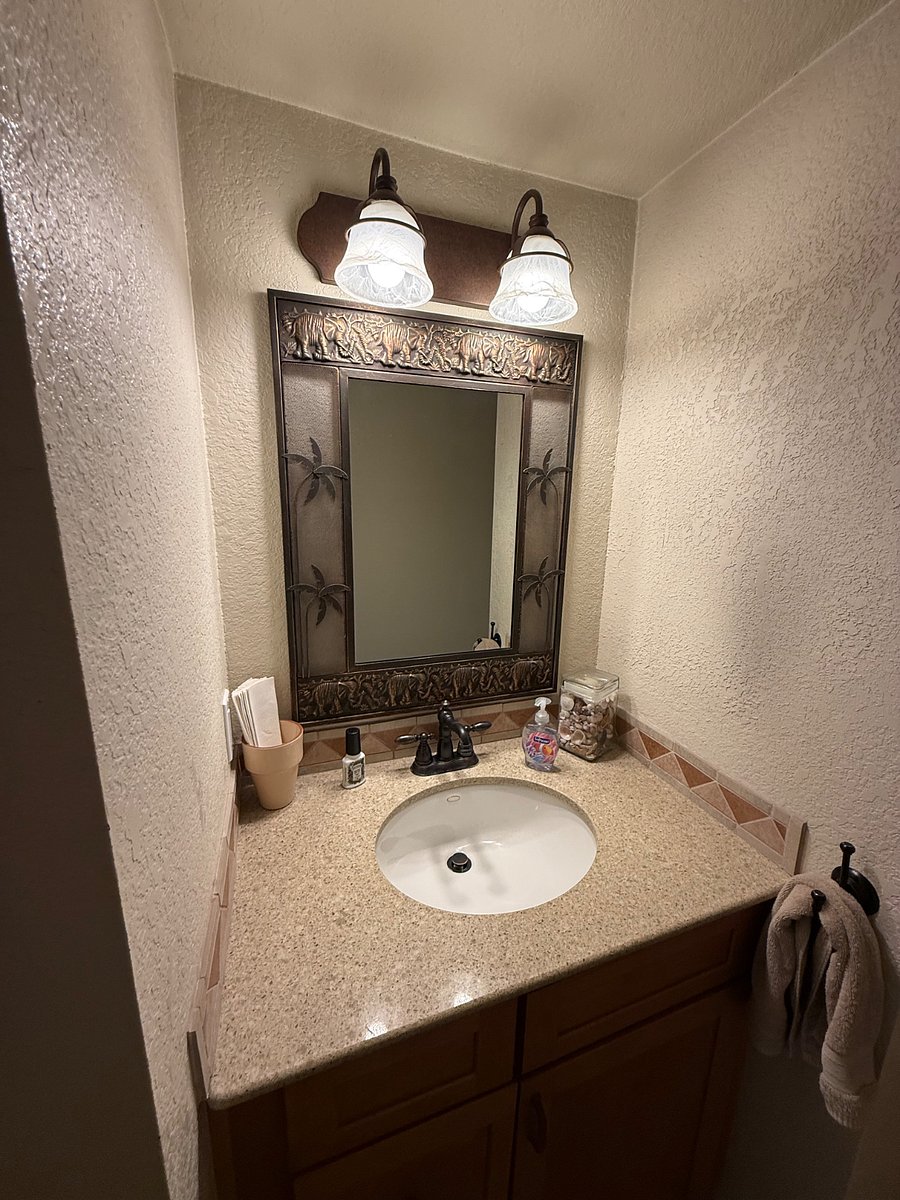 Downstairs 1/2 bathroom