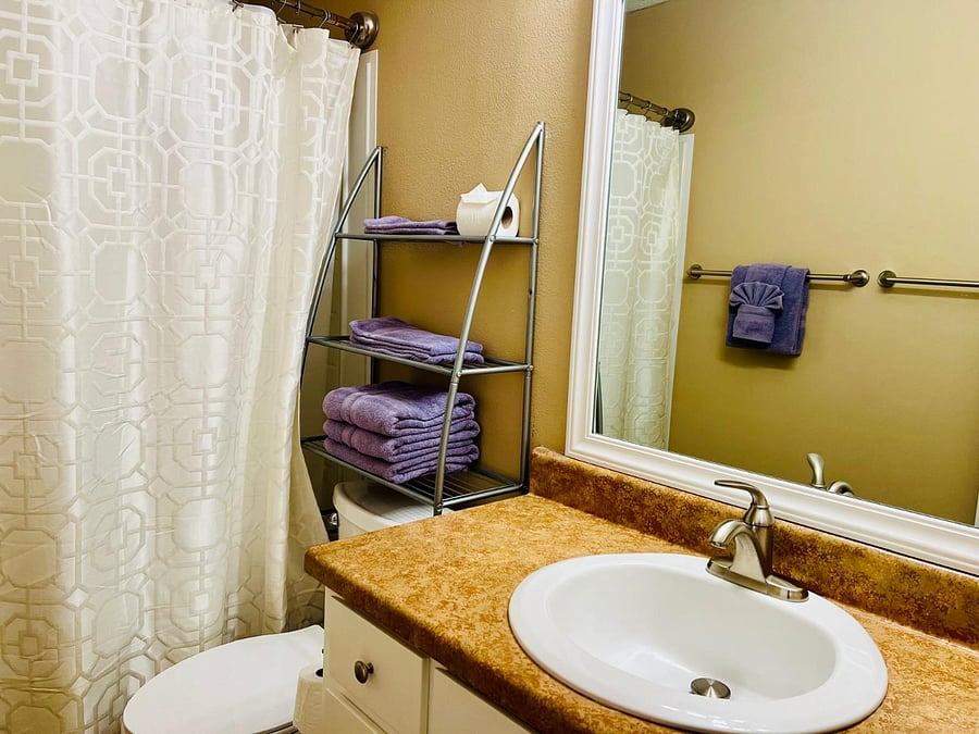 Upstairs full bath.