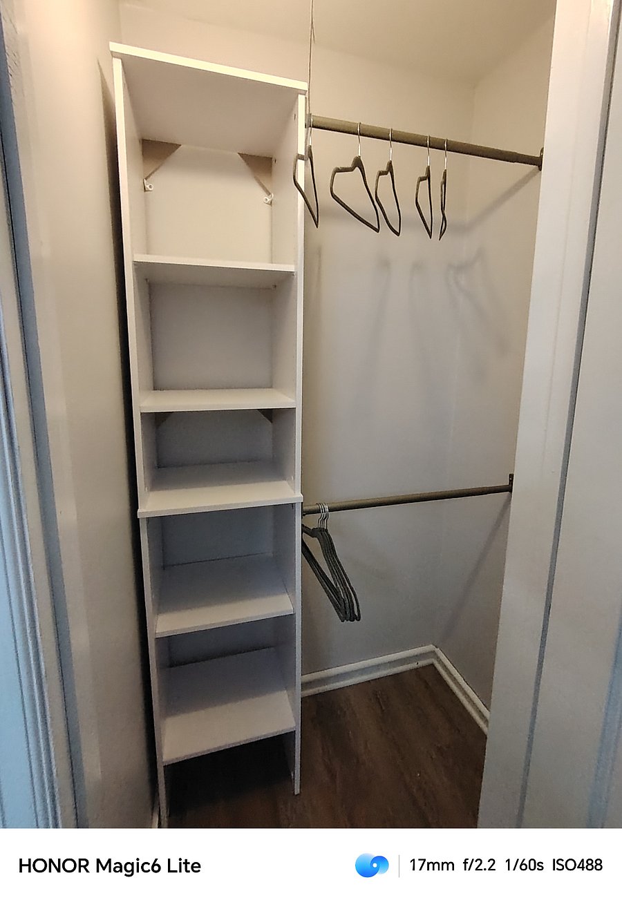 Bedroom closet (2/1 Lower)