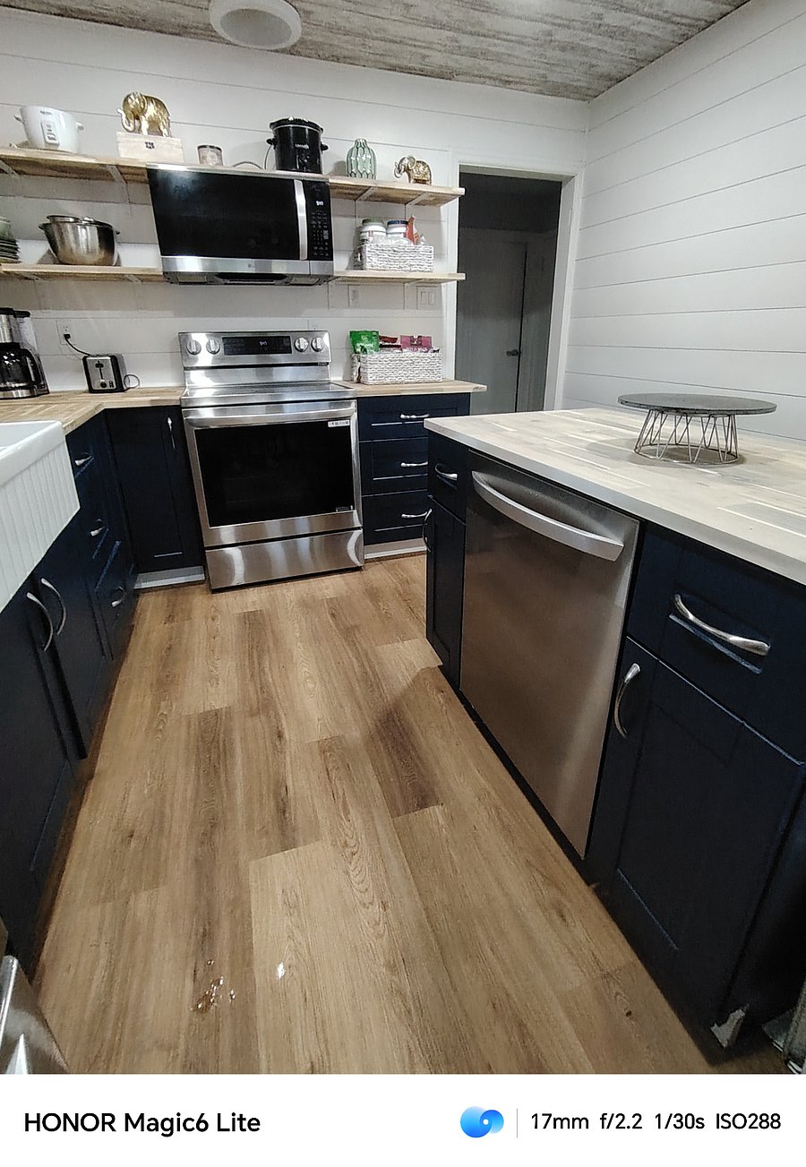 Kitchen (2/1 Lower)