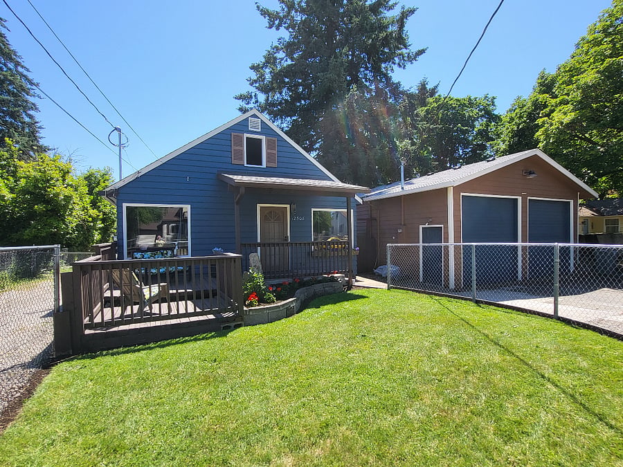 The garage is currently for landlord use only, not part of rented space.