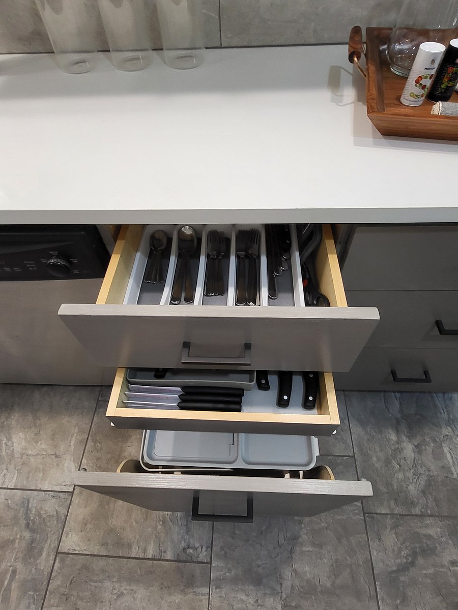 Silverware, Full set of knives, trash & recycle bins