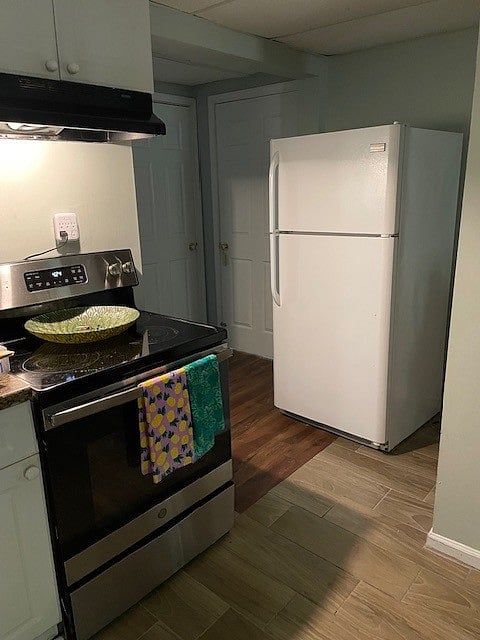 full size oven electric and the full size refrigerator