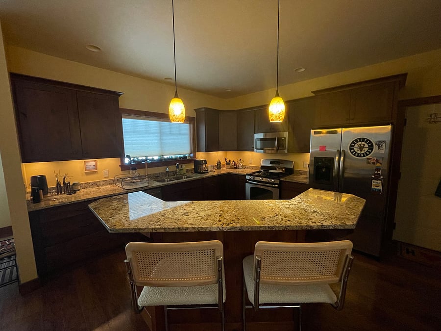 Kitchen and Kitchen Counter
