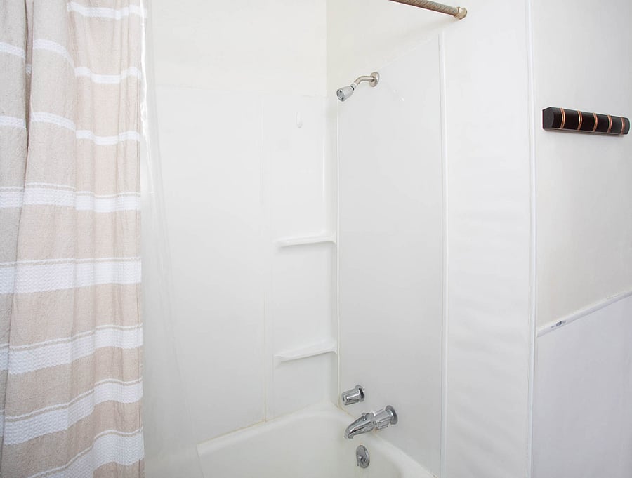 Bathroom tub/shower