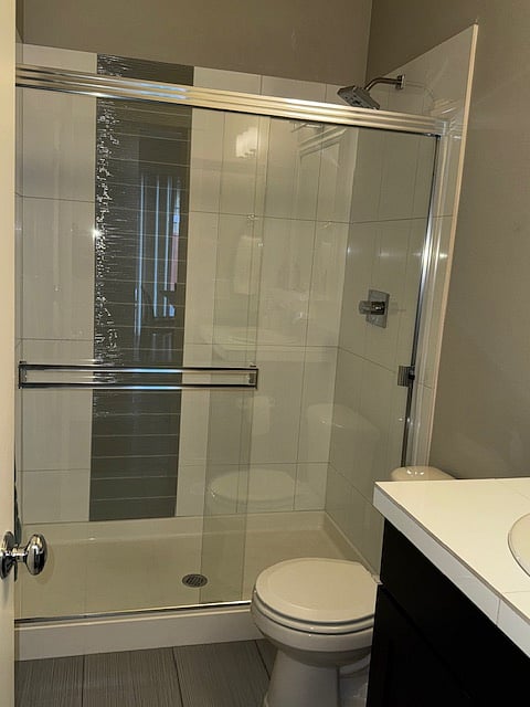 Downstairs bathroom w/shower