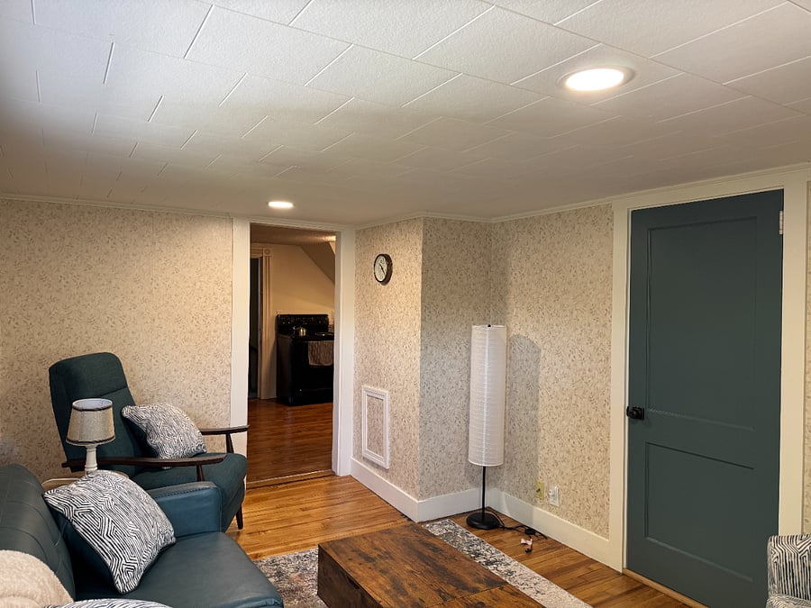 Living Rm with hardwood floors and new reclining chair.