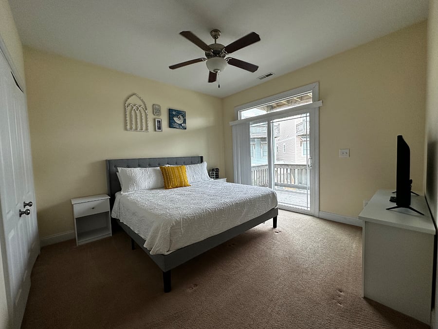 Master Bedroom - King Bed with Ensuite and Balcony - 2nd Floor