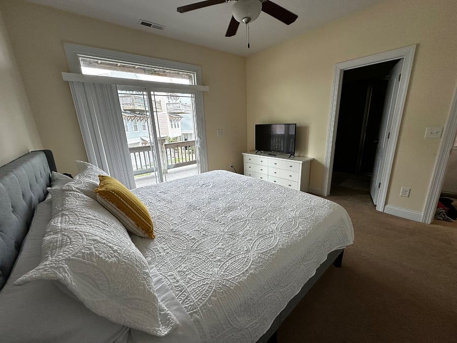 Master Bedroom - King Bed with Ensuite and Balcony - 2nd Floor