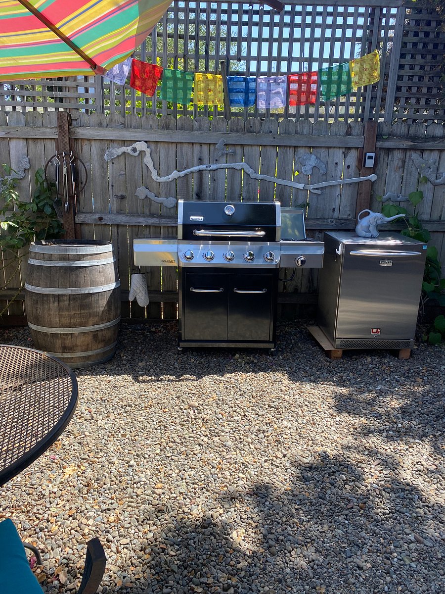 Outdoor kitchen with BBQ with side burner and extra Frig, 