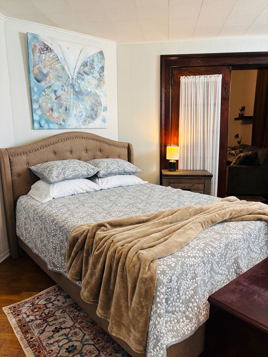 Queen size bed and comes with all linens and quilts.