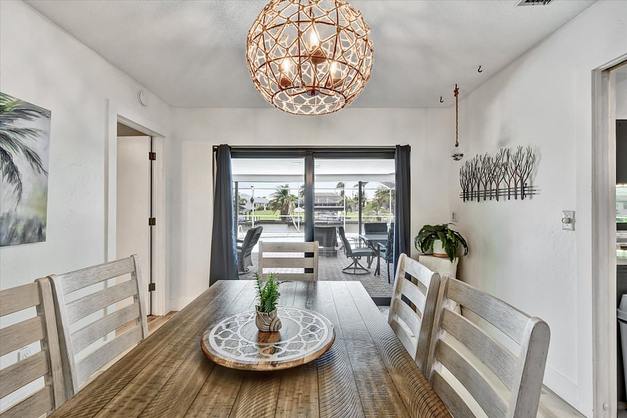 Dining room opens to lanai
