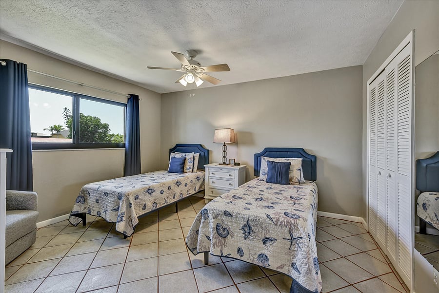 3rd bedroom with 2 twin beds