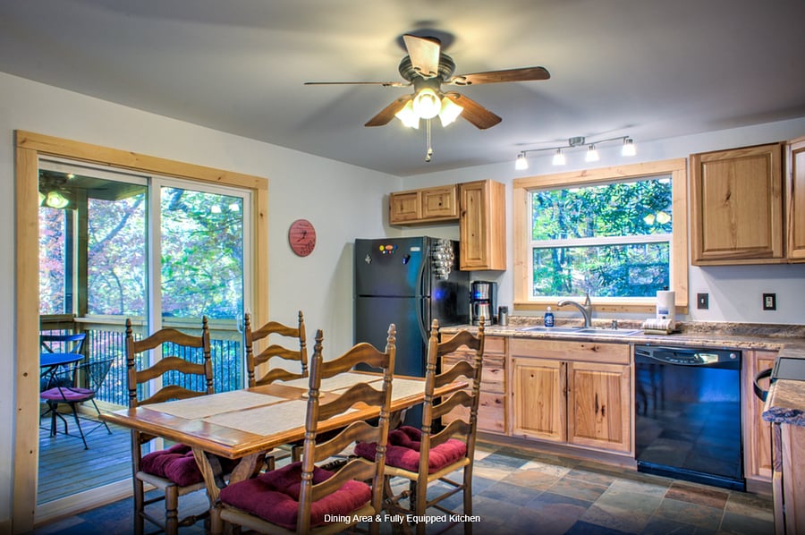 Fully equipped eat-in kitchen