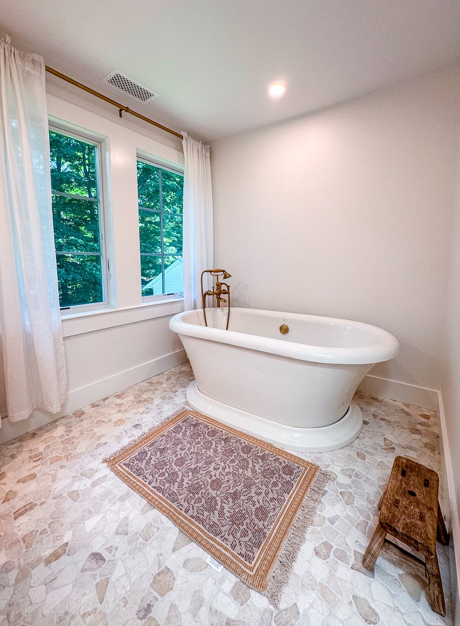 Master bath tub
