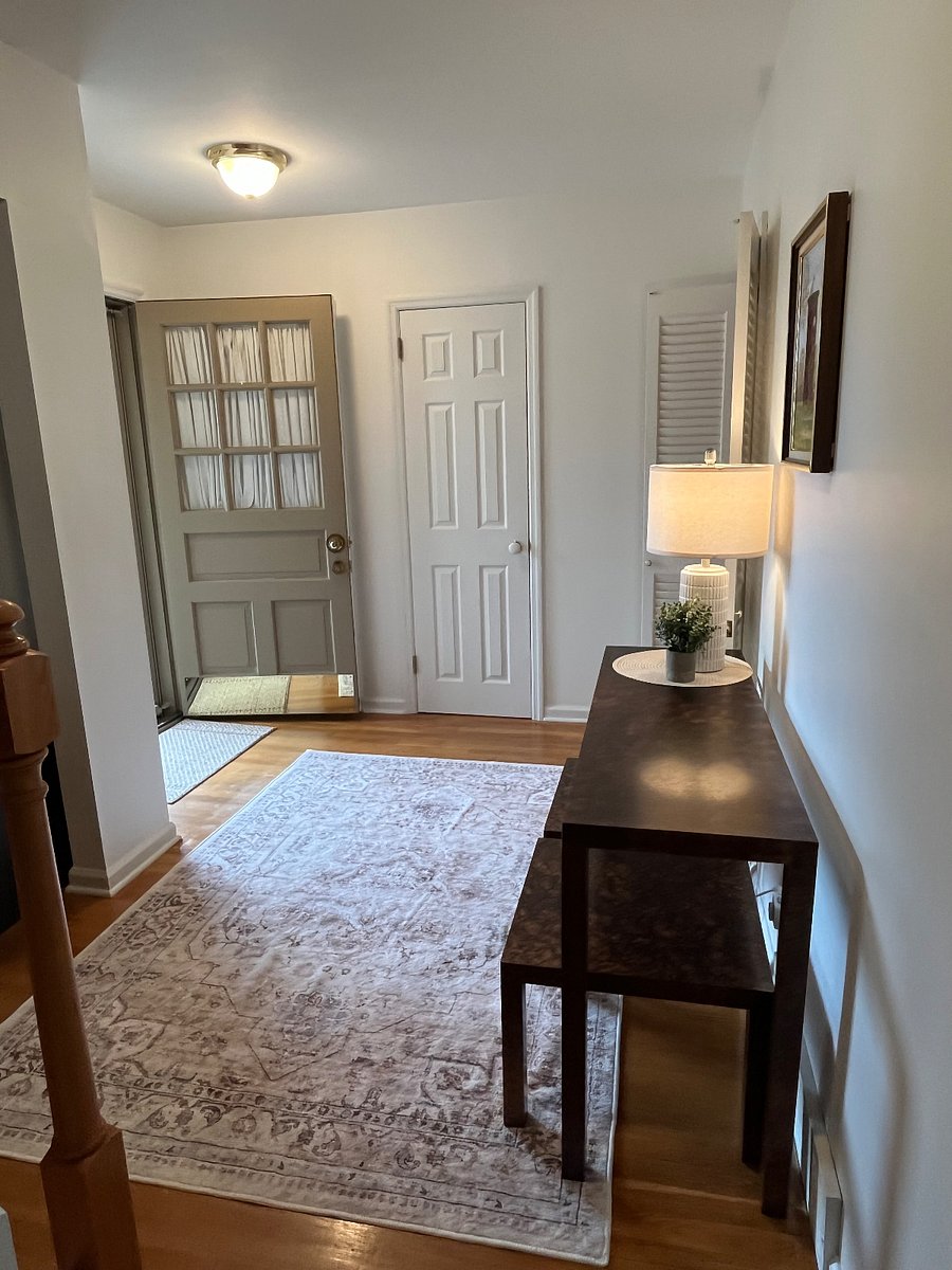 Front Hallway Entry and Closet