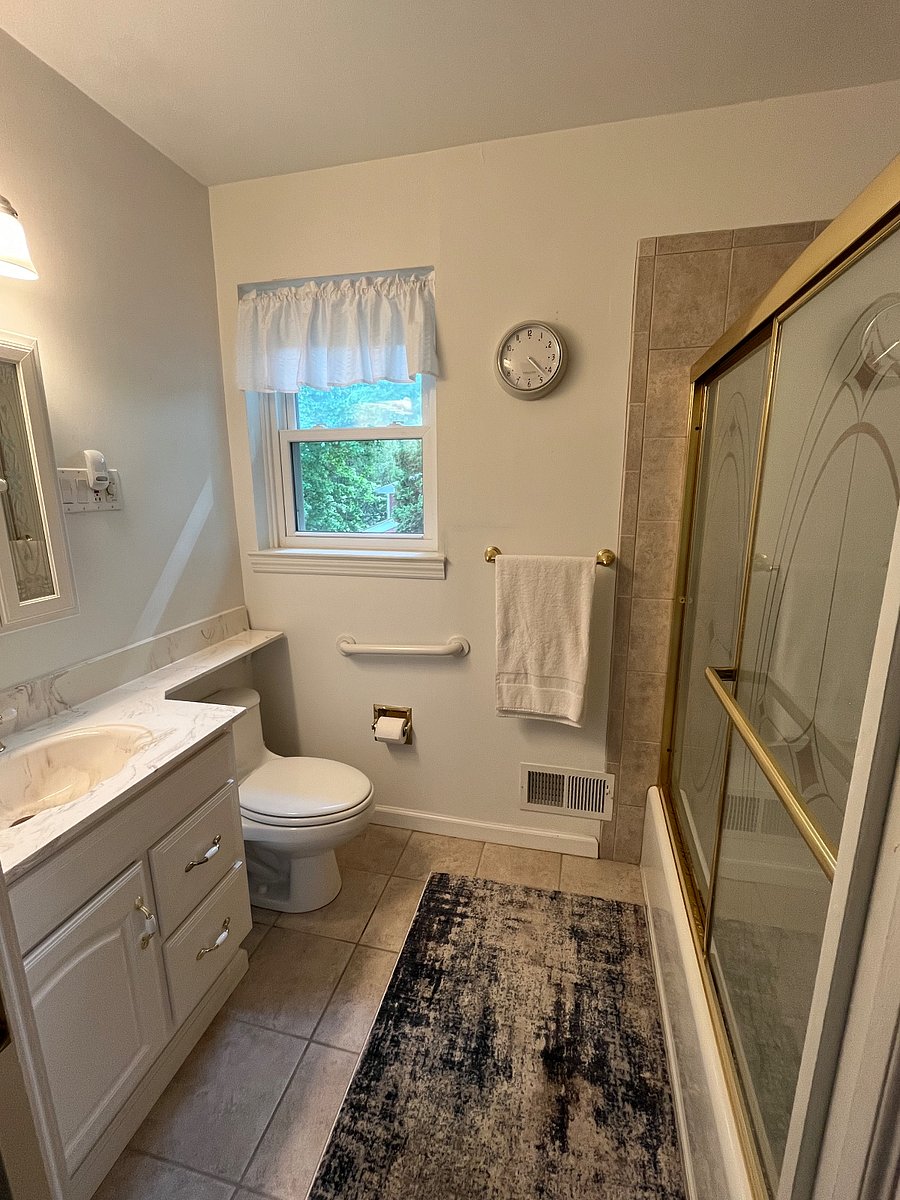 Upstairs Hall Bath