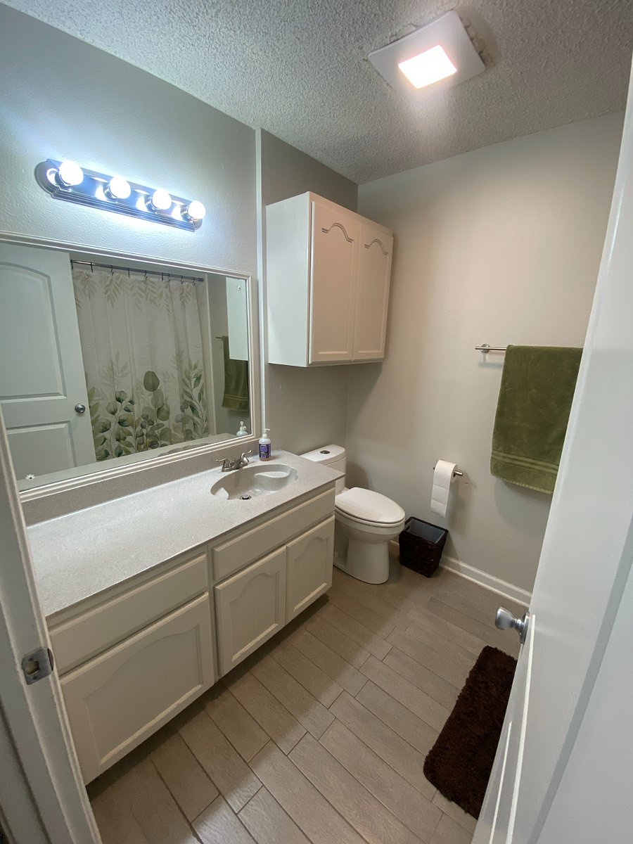 Bathroom 2- full bathroom with tub