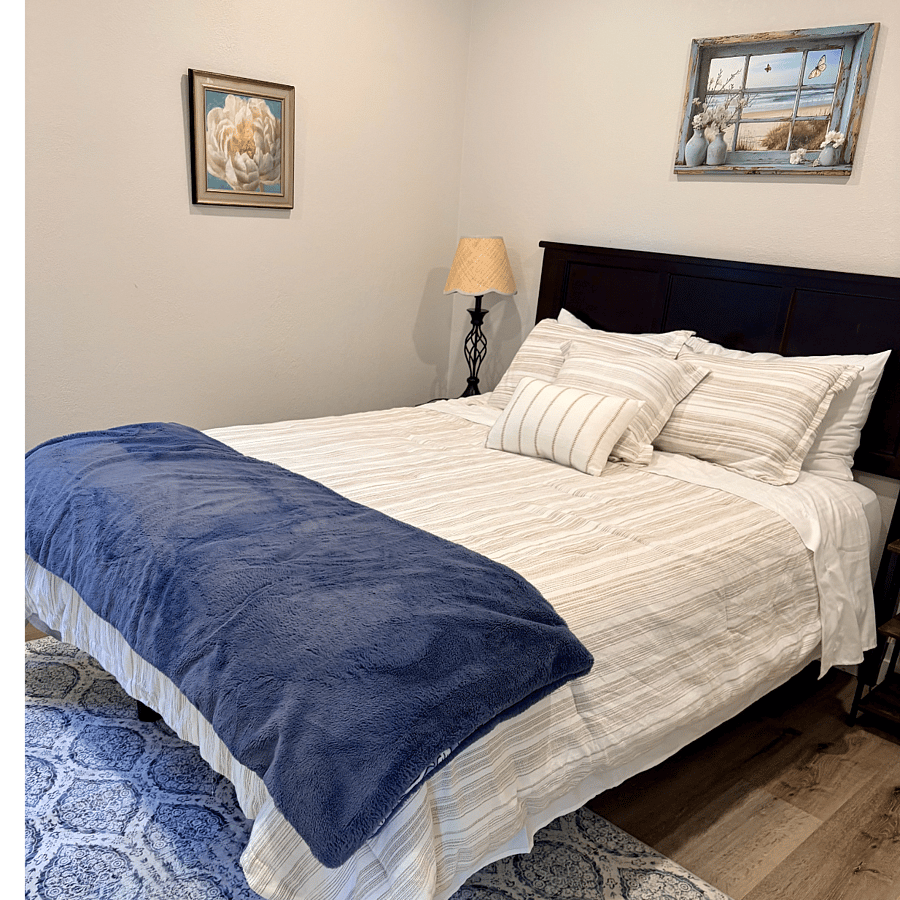 Bedroom - Queen bed