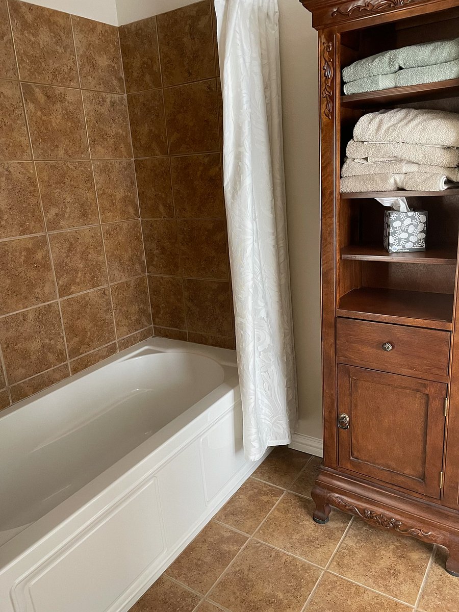 Upstairs Master Bathroom (Bedroom #2)