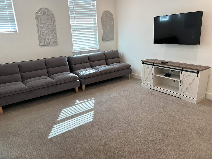 Upstairs loft, with 2 soft full/queen size futons, with Rokuu smart TV