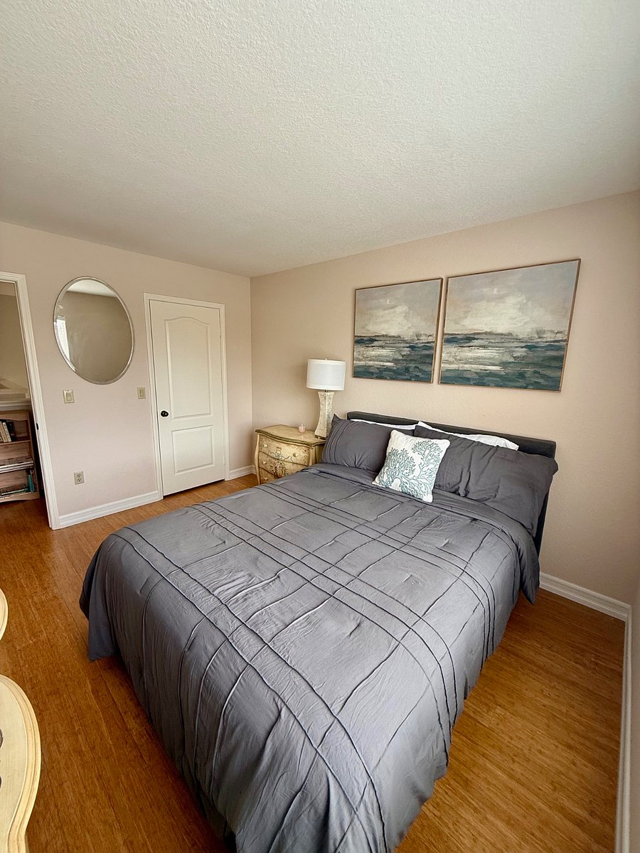 secondary bedroom queen and walk in closet