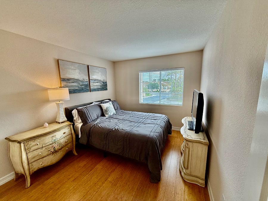 secondary bedroom queen