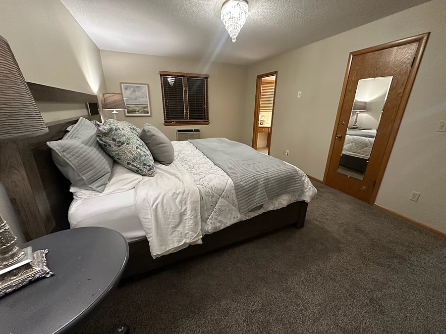 Master - King Bed