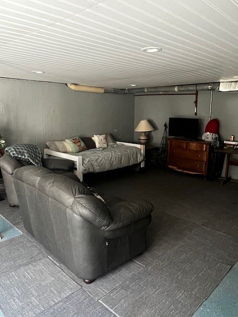 Walk-out basement w/Twin daybed