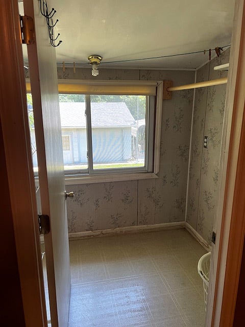 Master bed - Walk-in Closet