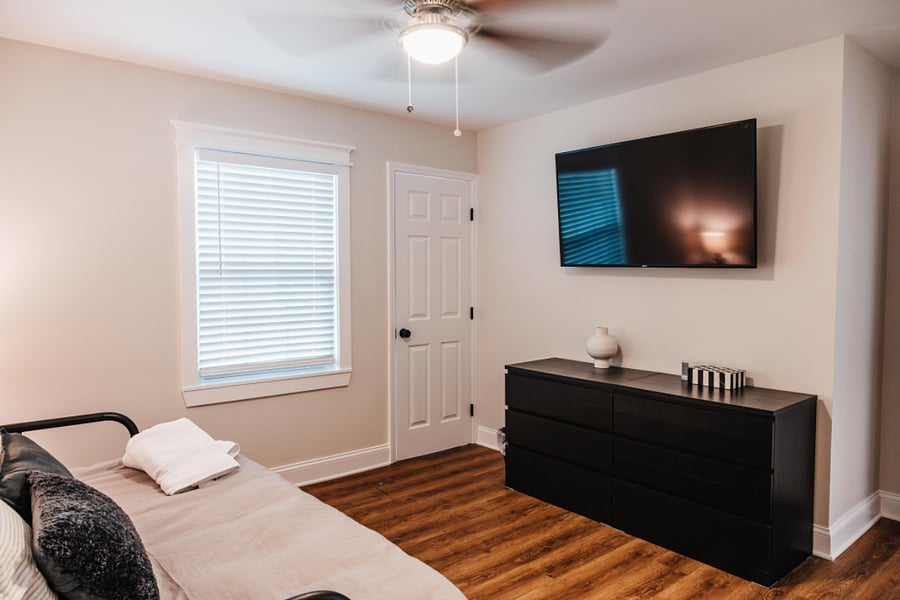 Second Bedroom / TV