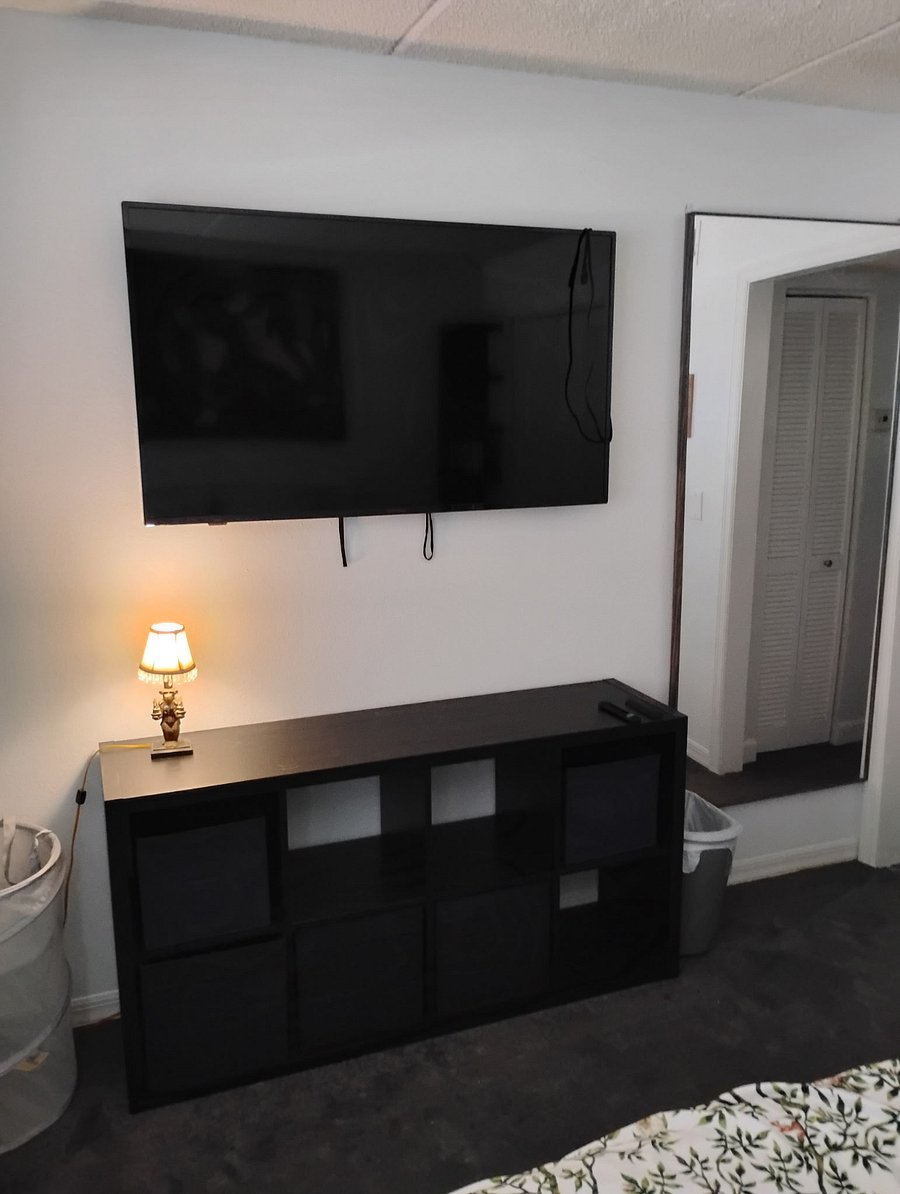 60'' Roku TV with wireless internet
