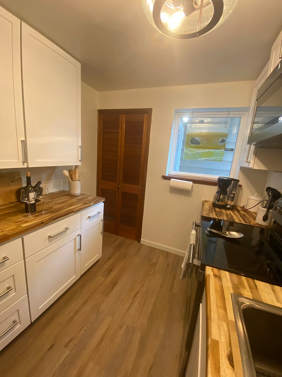 Levelour doors close between the garden room and the kitchen providing some privacy to the back space.